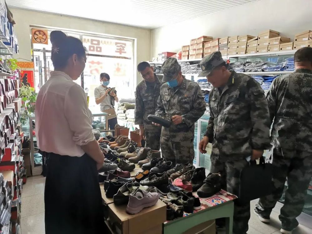 金塔縣軍地聯(lián)合開(kāi)展“守護(hù)戎裝”專項(xiàng)行動(dòng) 規(guī)范日用品銷售市場(chǎng)秩序